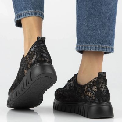 8. Filippo Plateau-Schuhe aus schwarzem Leder mit Blumenmuster DP6846