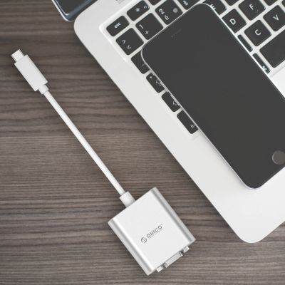 5. Orico PTAV USB-C-auf-VGA-Adapter und 3,5-mm-Miniklinkenstecker (Full HD, 0,15 m) – Silber