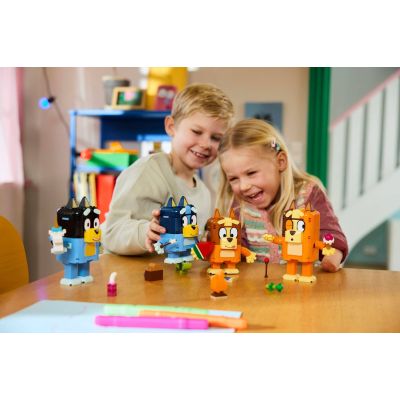 12. LEGO Bluey 11217 – Blues Familie aus Bausteinen