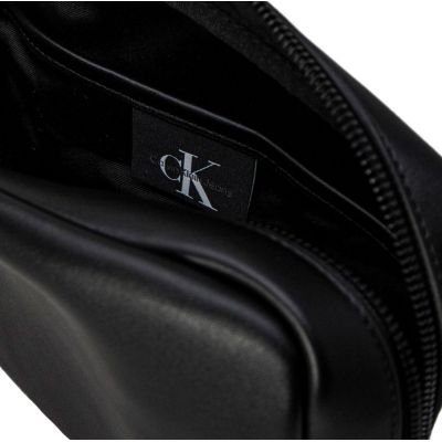 4. Calvin Klein Jeans – Kleine Tasche mit Plakette K50K508221