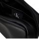 4. Calvin Klein Jeans – Kleine Tasche mit Plakette K50K508221