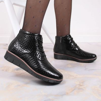 5. Gefütterte schwarze Lackleder-Stiefeletten mit Keilabsatz Filippo