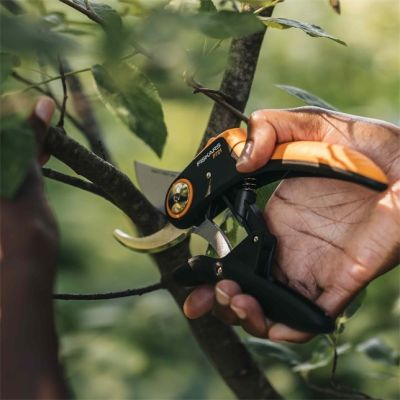 4. Fiskars Plus PowerLever P721 Gartenschere