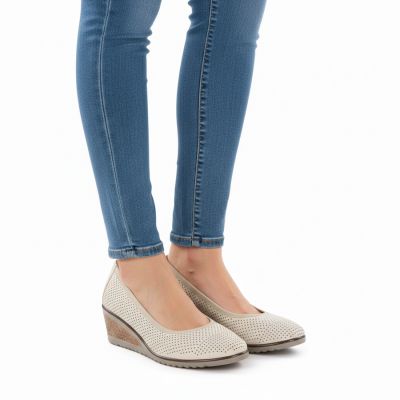 5. Damen-Keilpumps mit Lochmuster, beige, Vinceza 58629