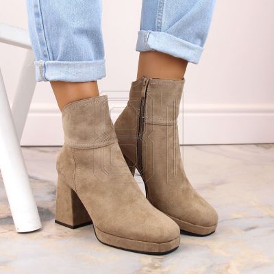5. Wildlederstiefeletten mit Blockabsatz und Plateau, isoliert, M.Daszyński W SAN24B, beige
