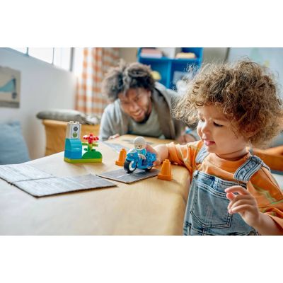 7. LEGO DUPLO TOWN 10471 Blaues Polizeimotorrad