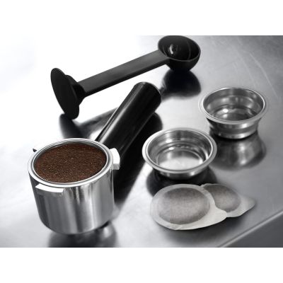 10. DeLonghi Dedica Style EC 685.BK (1350W; schwarz) Espressomaschine