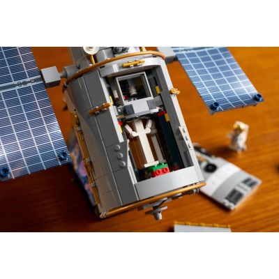 16. LEGO Icons 11382 - Hubble-Weltraumteleskop