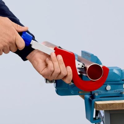 38. Knipex 90 31 03 BK Handrohrschneider