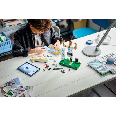 7. LEGO Editions 43015 – Lionel Messi – Fußballlegende