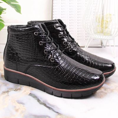 20. Gefütterte schwarze Lackleder-Stiefeletten mit Keilabsatz Filippo
