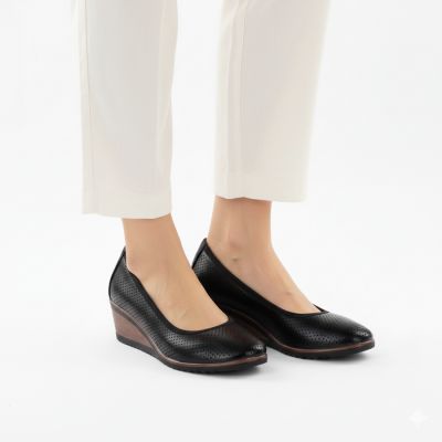 5. Schwarze Damen-Keilpumps mit Lochmuster, Vinceza 58629