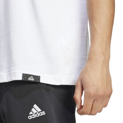 6. adidas Tech Linear Graphic T-Shirt M IW2690