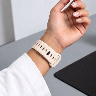 5. Tech-Protect Silikonarmband für Apple Watch 44 / 45 / 46 / 49 mm – Beige