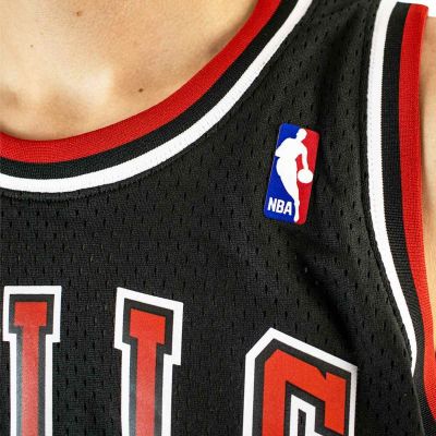4. Mitchell & Ness Herren Chicago Bulls NBA Swingman Auswärtstrikot Bulls 97 Scottie Pippen SMJYGS18151-CBUBLCK97SPI