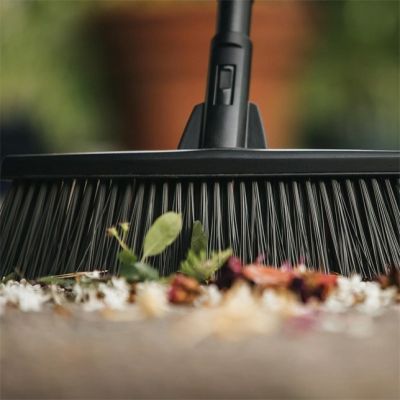 4. Fiskars 1025921 Outdoor-Besen Schwarz