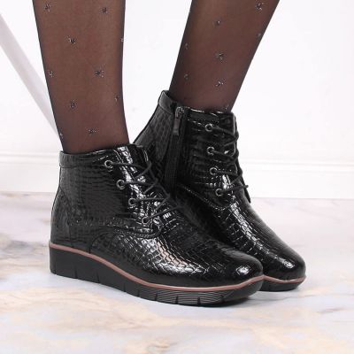 4. Gefütterte schwarze Lackleder-Stiefeletten mit Keilabsatz Filippo