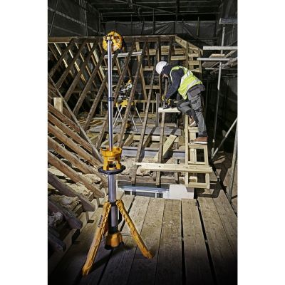 10. DeWalt DCL079-XJ Teleskop-Stativlampe (3000 lm; Warmweiß)