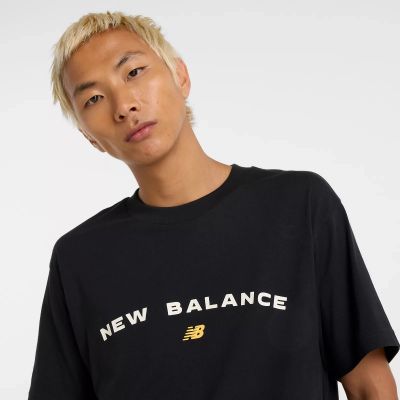 15. New Balance – T-Shirt „Reimagined Graphic M“ MT51506BK