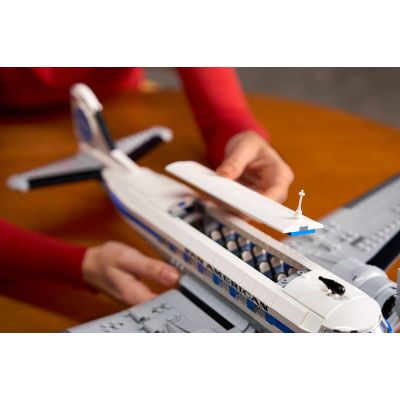 11. LEGO Icons 11378 - Douglas DC-3 PAN AM Passagierflugzeug