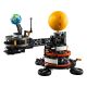 3. LEGO Technic 42179 Planet Erde und Mond in der Umlaufbahn