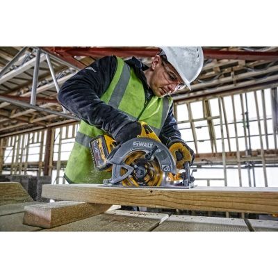 4. DeWALT DCS578NT-XJ Tragbare Kreissäge