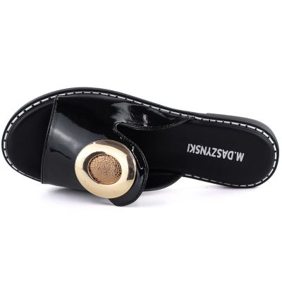 3. Schwarze Damen-Flip-Flops aus Lackleder mit Verzierung M.Daszyński MR2266-5