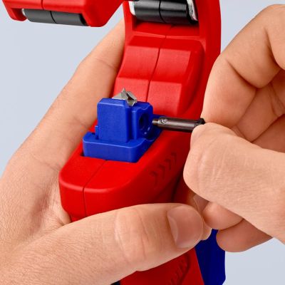 49. Knipex 90 23 01 BK Handrohrschneider