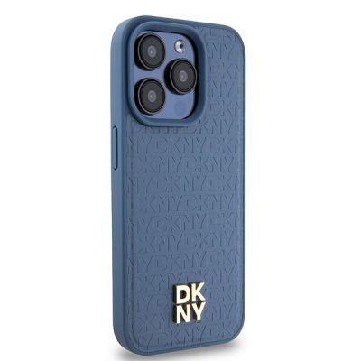 4. DKNY MagSafe-Hülle aus Leder mit Monogrammmuster und Metalllogo für iPhone 15 Pro – Blau