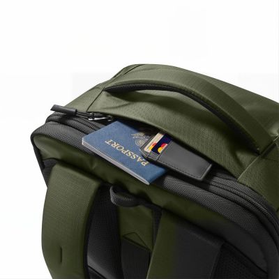 5. Tech-Protect Defender S70 RYANAIR & WIZZAIR 24L Laptop-Rucksack – Dunkelgrün