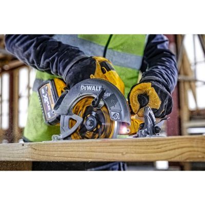 6. DeWALT DCS578NT-XJ Tragbare Kreissäge