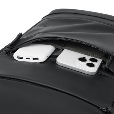 5. Rivacase Eden City Rucksack, Schwarz, Polyester, gewachstes Leder (Pull-Up)