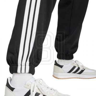 10. adidas Essentials 3-Streifen Fleece Loose-Fit Hose W JE1276