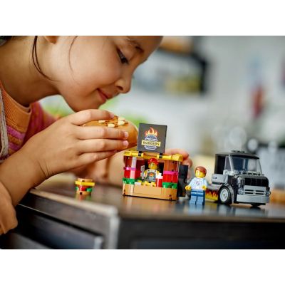 8. LEGO City 60404 Burgerwagen