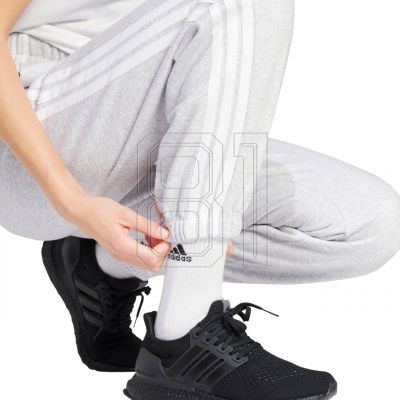 5. adidas Essentials 3-Streifen Fleece Loose-Fit Hose IN6178