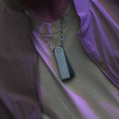 8. Ledger Nano S Plus Desk Wallet Schwarz