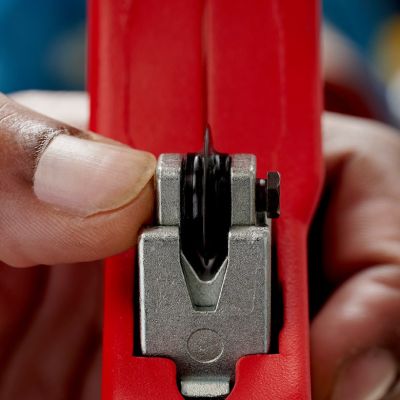 53. Knipex 90 31 03 BK Handrohrschneider