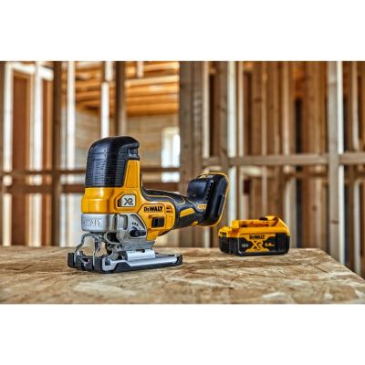 11. DEWALT DCS335N-XJ Stichsäge