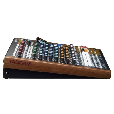 6. Tascam Modell 12 – 10-Kanal-Mischpult mit 12-Spur-Recorder