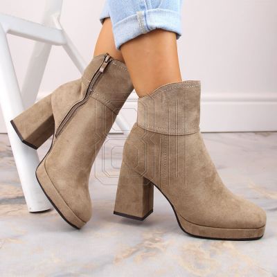 3. Wildlederstiefeletten mit Blockabsatz und Plateau, isoliert, M.Daszyński W SAN24B, beige