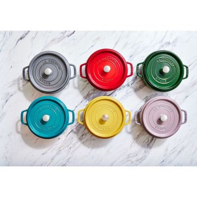 9. Staub Runder Gusseisentopf – 3,8 l, Rot