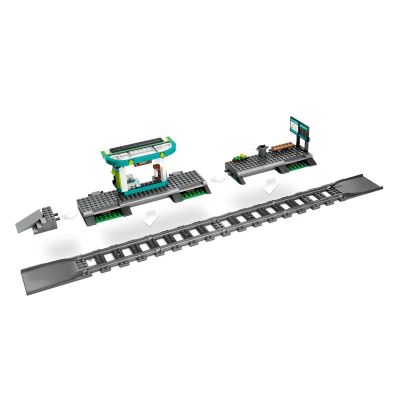 5. LEGO City 60423 Straßenbahn mit Haltestelle