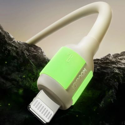 2. Joyroom S-A53 3A USB-A - Lightning Kabel mit fluoreszierender Spitze 1,2 m - Beige