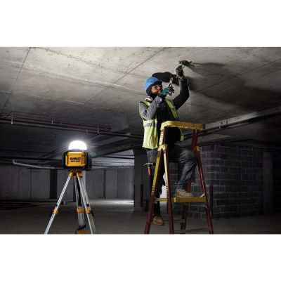 6. Kompakte Arbeitsleuchte 18V XR mit 18/54V-Batterie, ohne Batterie