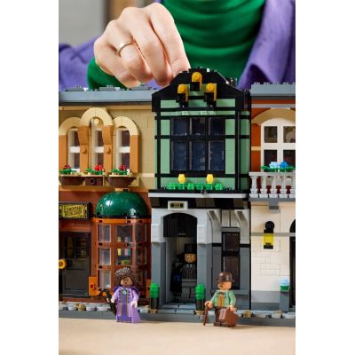 14. LEGO ICONS 10351 Sherlock Holmes: Bücherecke