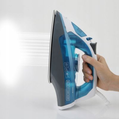 2. Black+Decker BXIR2200E Dampfbügeleisen (2200W; Weiß und Blau)