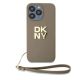 2. DKNY Wrist Strap Stock Logo Hülle für iPhone 15 Pro – Beige