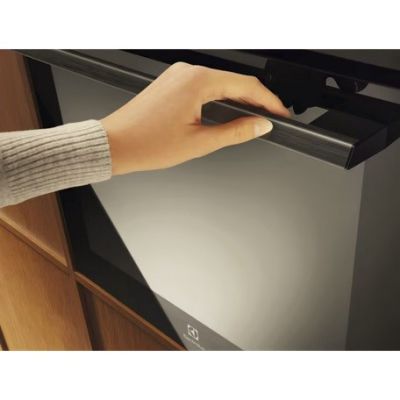 4. ELECTROLUX LOE8H39Z Backofen
