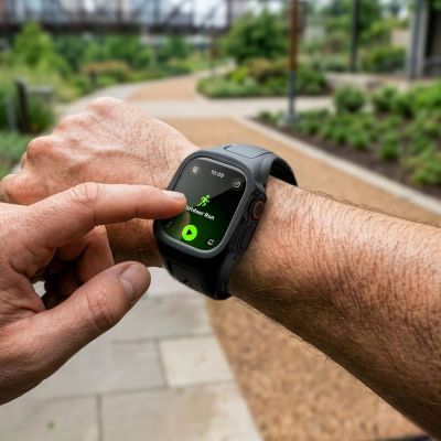6. Spigen Liquid Air Pro Schutzhülle mit Armband + 9H-Hartglas für Apple Watch Ultra 49 mm – Schwarz