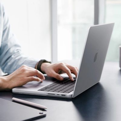6. Spigen AirSkin Hülle für MacBook Pro 14" 2021 / 2023 / 2024 / 2025 / 2026 - Transparent Matt